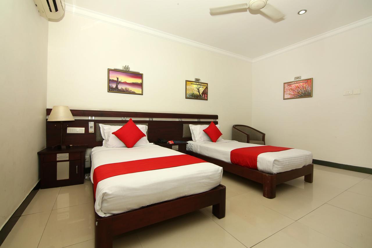 Hôtel Oyo 8892 Kadambari Regency à Angamaly Extérieur photo